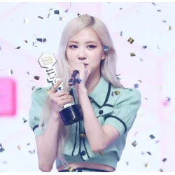 Rose BlackPink Green Puff Fleece Jacket Rose BlackPink Green Puff Fleece Jacket